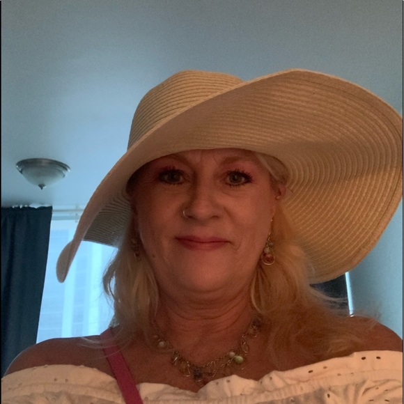 Meet your Posher, Tamara - Picture 2 of 2